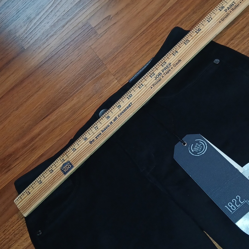 1822 Denim Classic Black Shorts - Picture 4 of 7